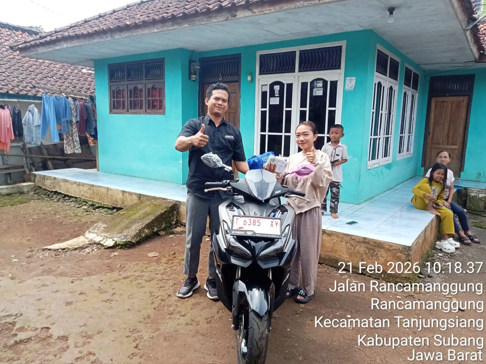 Foto penyerahan motor Yamaha oleh Jejen Jaenal Aripin