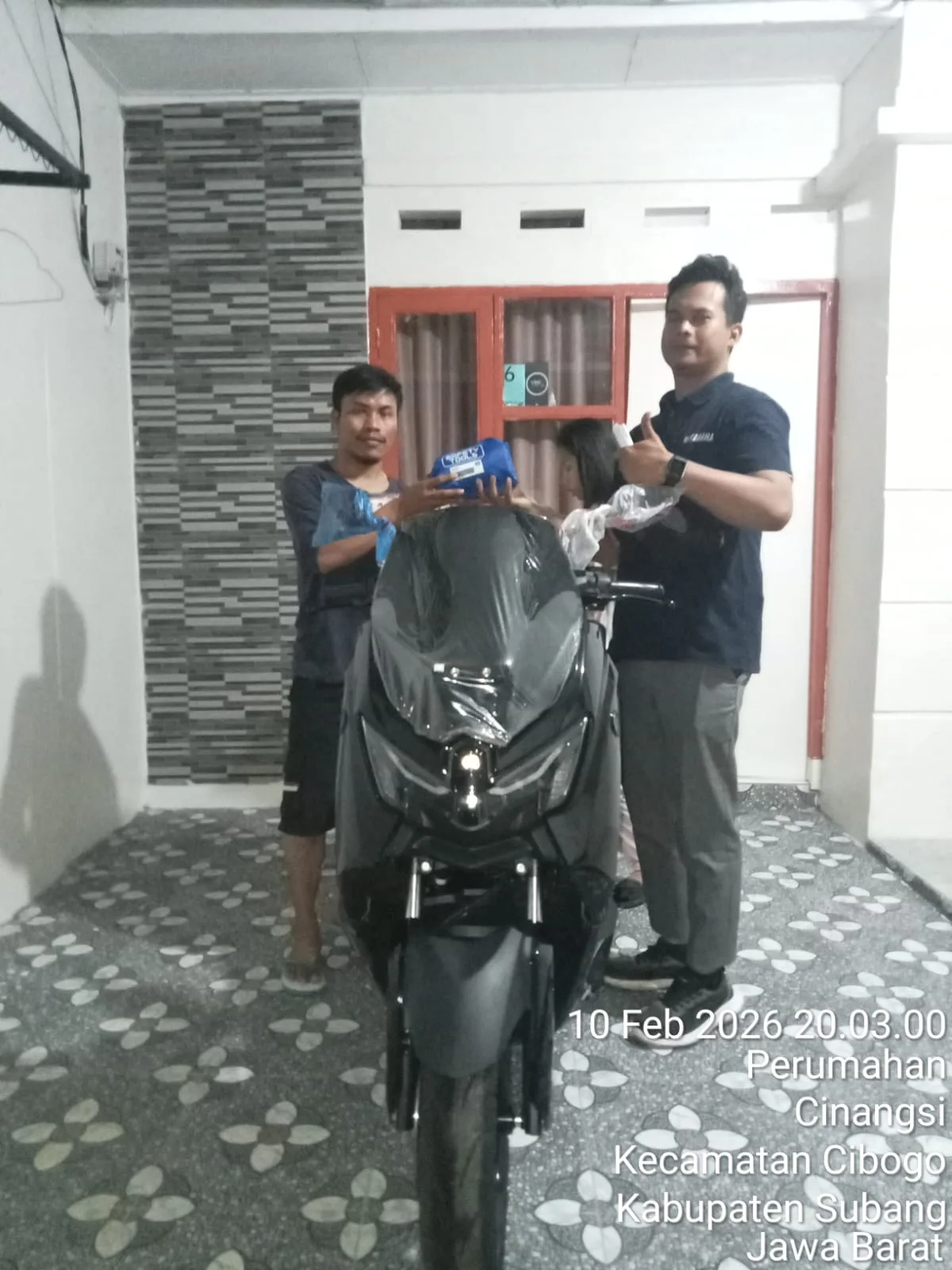 Foto penyerahan motor Yamaha oleh Jejen Jaenal Aripin