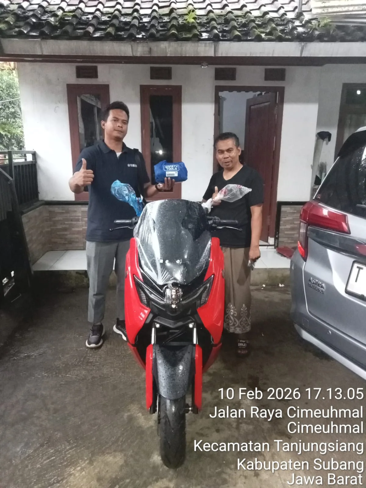 Foto penyerahan motor Yamaha oleh Jejen Jaenal Aripin